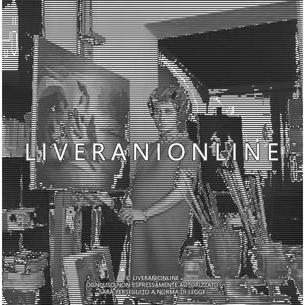 RETROSPETTIVA ROSANNA VAUDETTI ANNUNCIATRICE TELEVISIVA INCINTA DEL SECONDO FIGLIO A MILANO NEL 1969 NELLA FOTO CON IL PITTORE CHE DIPINGE IL SUO RITRATTO ©Archivio Giovanni Liverani/AGENZIA ALDO LIVERANI SAS