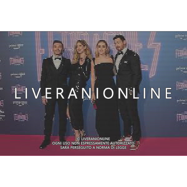 © TVRG Photocall The Ferragnez nella foto al centro Francesca Ferragni SX e Valentina Ferragni DX sorelle di Chiara con i rispettivi compagni Riccardo Nicoletti SX e Luca Vezil DX Milano 02-12-2021 Photocall presso il cinema Odeon di via Santa Radegonda per la premiere di The Ferragnez - La Serie il docu-reality con protagonisti Chiara Ferragni e Fedez foto Roberto Garavaglia/ag. Aldo Liverani sas/AGENZIA ALDO LIVERANI SAS