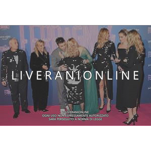¬© TVRG Photocall The Ferragnez nella foto Luciana Violini nonna di Fedez bacia Chiara Ferragni prima di fare la foto di gruppo Milano 02-12-2021 Photocall presso il cinema Odeon di via Santa Radegonda per la premiere di The Ferragnez - La Serie il docu-reality con protagonisti Chiara Ferragni e Fedez foto Roberto Garavaglia/ag. Aldo Liverani sas/AGENZIA ALDO LIVERANI SAS