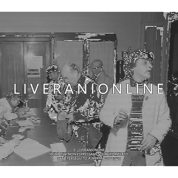 RETROSPETTIVA 1981 MILANO VACCINO ANTINFLUENZALE, PERSONE IN FILA IN ATTESA DELLA VACCINAZIONE STAGIONALE DEGLI ANZIANI ©Archivio Giovanni Liverani/AGENZIA ALDO LIVERANI SAS