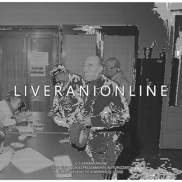 RETROSPETTIVA 1981 MILANO VACCINO ANTINFLUENZALE, PERSONE IN FILA IN ATTESA DELLA VACCINAZIONE STAGIONALE DEGLI ANZIANI ©Archivio Giovanni Liverani/AGENZIA ALDO LIVERANI SAS
