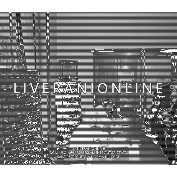 RETROSPETTIVA 1981 MILANO VACCINO ANTINFLUENZALE, PERSONE IN FILA IN ATTESA DELLA VACCINAZIONE STAGIONALE DEGLI ANZIANI ©Archivio Giovanni Liverani/AGENZIA ALDO LIVERANI SAS