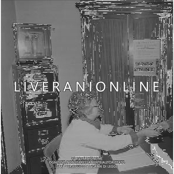 RETROSPETTIVA 1981 MILANO VACCINO ANTINFLUENZALE, PERSONE IN FILA IN ATTESA DELLA VACCINAZIONE STAGIONALE DEGLI ANZIANI ©Archivio Giovanni Liverani/AGENZIA ALDO LIVERANI SAS