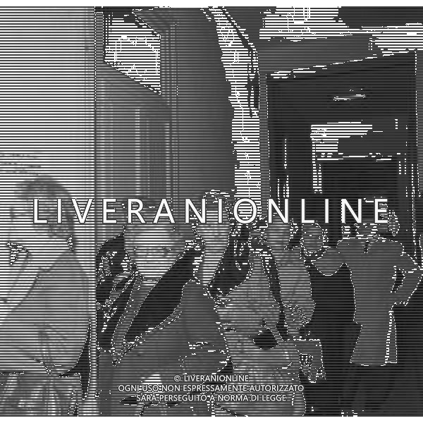 RETROSPETTIVA 1981 MILANO VACCINO ANTINFLUENZALE, PERSONE IN FILA IN ATTESA DELLA VACCINAZIONE STAGIONALE DEGLI ANZIANI ©Archivio Giovanni Liverani/AGENZIA ALDO LIVERANI SAS