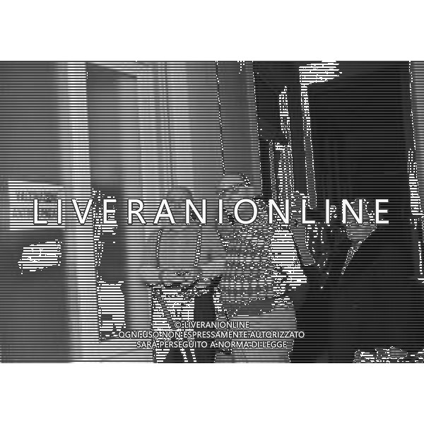 RETROSPETTIVA 1981 MILANO VACCINO ANTINFLUENZALE, PERSONE IN FILA IN ATTESA DELLA VACCINAZIONE STAGIONALE DEGLI ANZIANI ©Archivio Giovanni Liverani/AGENZIA ALDO LIVERANI SAS