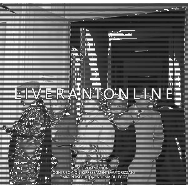 RETROSPETTIVA 1981 MILANO VACCINO ANTINFLUENZALE, PERSONE IN FILA IN ATTESA DELLA VACCINAZIONE STAGIONALE DEGLI ANZIANI ©Archivio Giovanni Liverani/AGENZIA ALDO LIVERANI SAS