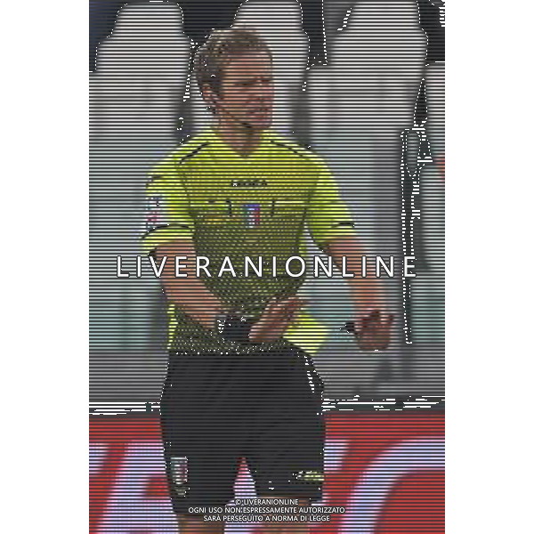 Torino 05.12.2021 Stadio Allianz Stadium ©Alessandro Falzone/Agenzia Aldo Liverani Juventus vs Genoa Serie A Tim 2021/2022 Nella foto : Daniele Chiffi arbitro con il cartellino giallo ©FALZONE/AGENZIA ALDO LIVERANI SAS