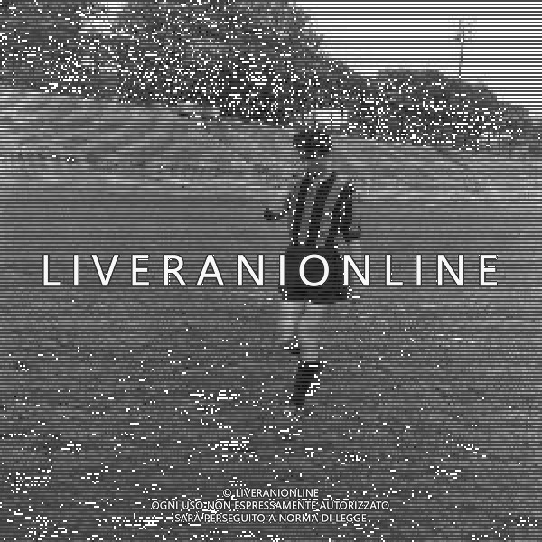 RETROSPETTIVA ROBERTO PASSARIN CALCIATORE NELLA FOTO ROBERTO PASSARIN CON LA MAGLIA DELL\' INTER NELL\'ANNO 1954-1955 AG ALDO LIVERANI SAS