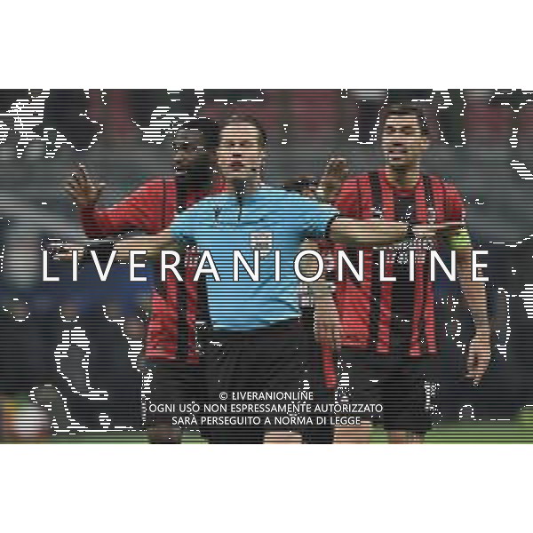 l\'arbitro Danny Makkelie (NED) e dietro Fikayo Tomori (Milan) SX e Alessio Romagnoli (Milan) DX Milan vs Liverpool UEFA Champions League fase a gironi 6a giornata - gruppo B Milano 07-12-2021 Stadio Giuseppe Meazza - San Siro foto Roberto Garavaglia/ag. Aldo Liverani sas /AGENZIA ALDO LIVERANI SAS