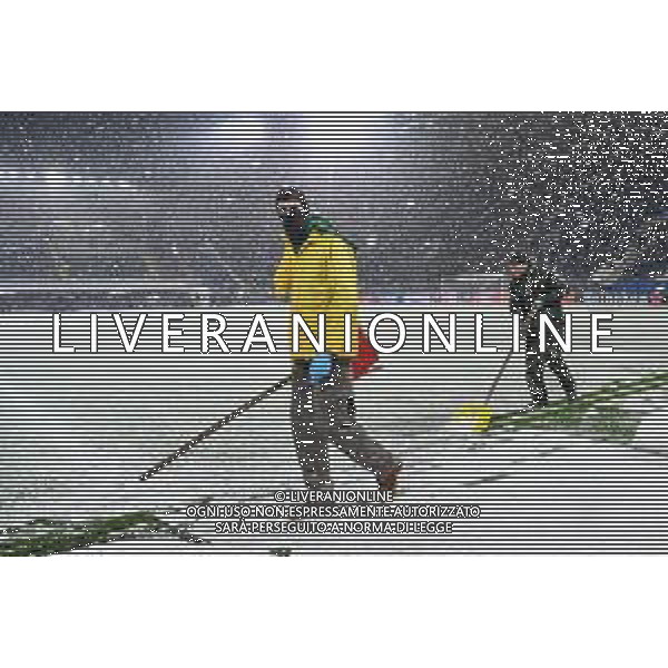 Forte nevicata prima della gara - addetti sul campo dello stadio - Atalanta vs Villareal UEFA Champions League fase a gironi 6a giornata - gruppo F Bergamo 08-12-2021 Stadio Atleti Azzurri d\'Italia - Gewiss Stadium foto Roberto Garavaglia/ag. Aldo Liverani sas/AGENZIA ALDO LIVERANI SAS