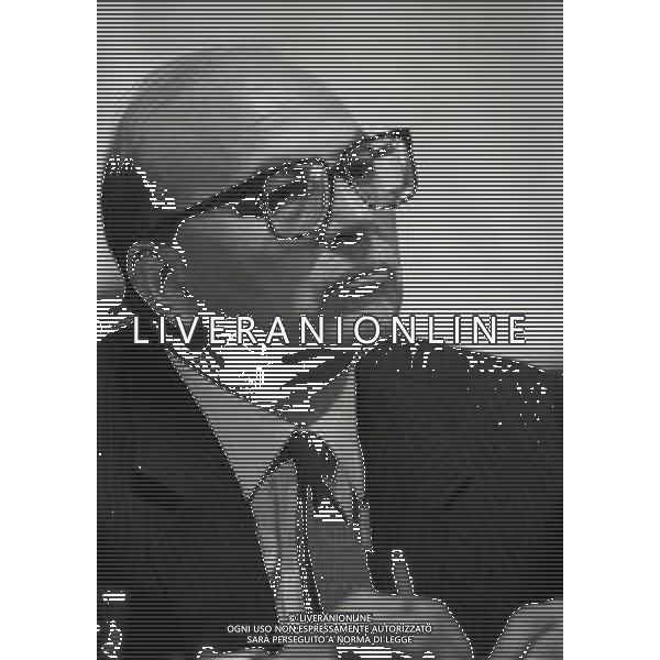 RETROSPETTIVA BETTINO CRAXI POLITICO NELLA FOTO BETTINO CRAXI A MILANO NELL\'ANNO 1985 A UN CONVEGNO DEL PARTITO SOCIALISTA ITALIANO AG ALDO LIVERANI SAS