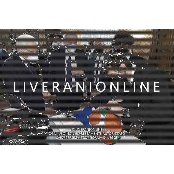Il Presidente della Repubblica, Sergio Mattarella, ha ricevuto al Quirinale una delegazione della Federazione Motociclistica Italiana con i campioni del mondo 2021 vincitori delle competizioni a squadre nazionali. Dopo gli interventi del Presidente del CONI, Giovanni Malagò e del Presidente di Federmoto, Giovanni Copioli, il Presidente Mattarella ha rivolto un indirizzo di saluto. Erano presenti, tra gli altri, i piloti Valentino Rossi, Antonio Cairoli e Francesco Bagnaia. UFFICIO STAMPA PRESIDENZA DELLA REPUBBLICA ITALIANA-AG ALDO LIVERANI SAS