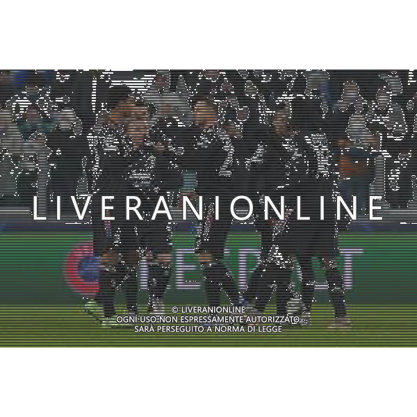 Torino 08.12.2021 Stadio Allianz Stadium ©Alessandro Falzone/Agenzia Aldo Liverani Juventus vs MALMÖ FF Champions League 2021/2022 Nella foto : Koni De Winter incoraggiato dai compagni - federico bernardeschi ©FALZONE/AGENZIA ALDO LIVERANI SAS
