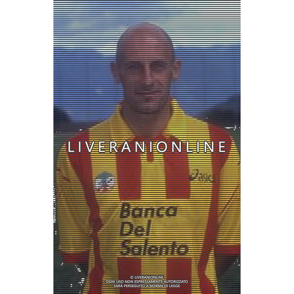 RETROSPETTIVA DOMENICO DI CARLO CALCIATORE NELLA FOTO DOMENICO DI CARLO CON LA MAGLIA DEL LECCE CALCIO AG ALDO LIVERANI SAS
