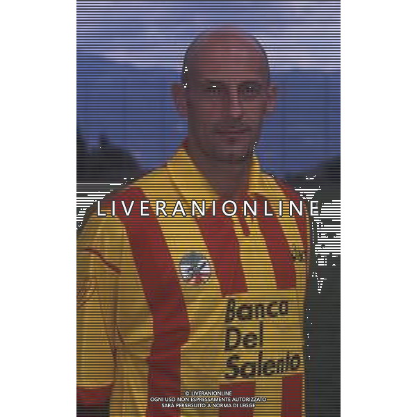 RETROSPETTIVA DOMENICO DI CARLO CALCIATORE NELLA FOTO DOMENICO DI CARLO CON LA MAGLIA DEL LECCE CALCIO AG ALDO LIVERANI SAS