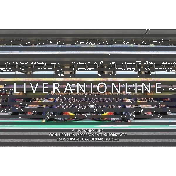 (L to R): Sergio Perez (MEX) Red Bull Racing RB16B and Max Verstappen (NLD) Red Bull Racing RB16B at a team photograph. 09.12.2021. Formula 1 World Championship, Rd 22, Abu Dhabi Grand Prix, Yas Marina Circuit, Abu Dhabi, Preparation Day. - www.xpbimages.com, EMail: requests@xpbimages.com © Copyright: Moy / XPB Images/AGENZIA ALDO LIVERANI SAS - ITALY ONLY EDITORIAL USE ONLY