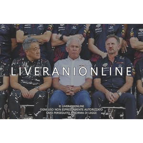 (L to R): Masashi Yamamoto (JPN) Honda Racing F1 Managing Director with Dr Helmut Marko (AUT) Red Bull Motorsport Consultant and Christian Horner (GBR) Red Bull Racing Team Principal at a team photograph. 09.12.2021. Formula 1 World Championship, Rd 22, Abu Dhabi Grand Prix, Yas Marina Circuit, Abu Dhabi, Preparation Day. - www.xpbimages.com, EMail: requests@xpbimages.com © Copyright: Moy / XPB Images/AGENZIA ALDO LIVERANI SAS - ITALY ONLY EDITORIAL USE ONLY