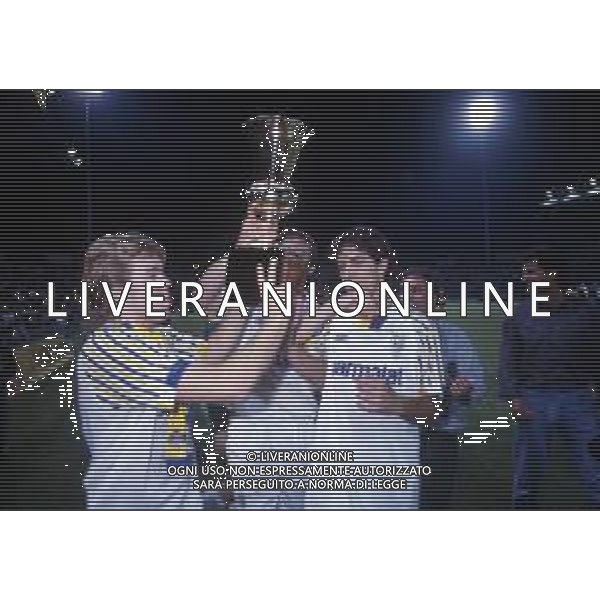 RETROSPETTIVA ALBERTO DI CHIARA CALCIATORE NELLA FOTO ALBERTO DI CHIARA CON LA MAGLIA DEL PARMA CALCIO CON THOMAS BROLIN E GEORGES GRUN TROFEO COPPA ITALIA AG ALDO LIVERANI SAS