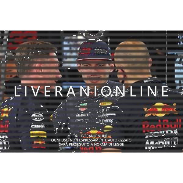 (L to R): Christian Horner (GBR) Red Bull Racing Team Principal with Max Verstappen (NLD) Red Bull Racing and Gianpiero Lambiase (ITA) Red Bull Racing Engineer. 10.12.2021. Formula 1 World Championship, Rd 22, Abu Dhabi Grand Prix, Yas Marina Circuit, Abu Dhabi, Practice Day. - www.xpbimages.com, EMail: requests@xpbimages.com © Copyright: Batchelor / XPB Images/AGENZIA ALDO LIVERANI SAS - ITALY ONLY EDITORIAL USE ONLY