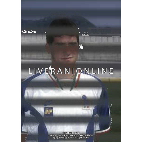 RETROSPETTIVA CRISTIANO LUCARELLI CALCIATORE NELLA FOTO CRISTIANO LUCARELLI CON LA MAGLIA DELLA NAZIONALE ITALIANA OLIMPICA AG ALDO LIVERANI SAS