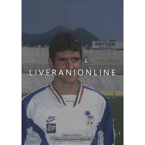 RETROSPETTIVA CRISTIANO LUCARELLI CALCIATORE NELLA FOTO CRISTIANO LUCARELLI CON LA MAGLIA DELLA NAZIONALE ITALIANA OLIMPICA AG ALDO LIVERANI SAS