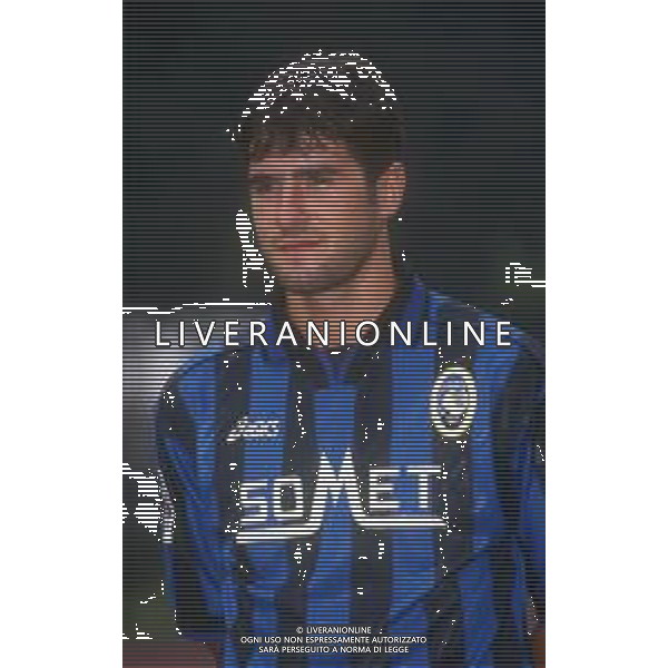 RETROSPETTIVA CRISTIANO LUCARELLI CALCIATORE NELLA FOTO CRISTIANO LUCARELLI CON LA MAGLIA DELL\'ATALANTA CALCIO AG ALDO LIVERANI SAS