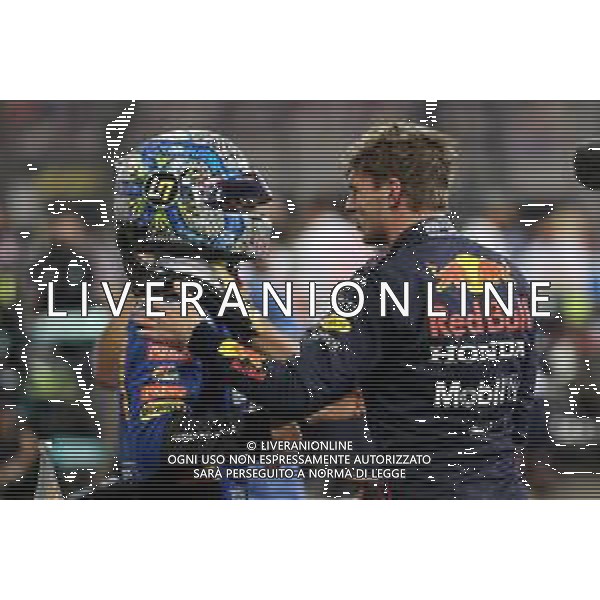 Lando Norris (GBR) McLaren MCL35M with Max Verstappen (NLD) Red Bull Racing RB16B. 11.12.2021. Formula 1 World Championship, Rd 22, Abu Dhabi Grand Prix, Yas Marina Circuit, Abu Dhabi, Qualifying Day. - www.xpbimages.com, EMail: requests@xpbimages.com ¬© Copyright: Batchelor / XPB Images/AGENZIA ALDO LIVERANI SAS - ITALY ONLY EDITORIAL USE ONLY