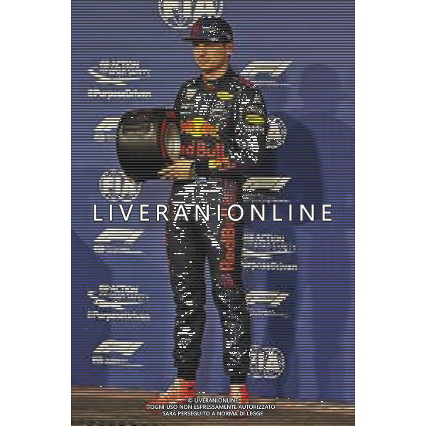 Max Verstappen (NLD) Red Bull Racing celebrates with the Pirelli Pole Position award in qualifying parc ferme. 11.12.2021. Formula 1 World Championship, Rd 22, Abu Dhabi Grand Prix, Yas Marina Circuit, Abu Dhabi, Qualifying Day. - www.xpbimages.com, EMail: requests@xpbimages.com © Copyright: Moy / XPB Images/AGENZIA ALDO LIVERANI SAS - ITALY ONLY EDITORIAL USE ONLY