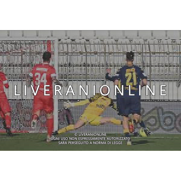 ¬© TVRG Michele Di Gregorio (Monza) para la conclusione ravvicinata di Luca Garritano (Frosinone) Monza vs Frosinone Campionato Serie BKT - 17a giornata Monza 11-12-2021 U-Power Stadium foto Roberto Garavaglia/ag. Aldo Liverani sas /AGENZIA ALDO LIVERANI SAS