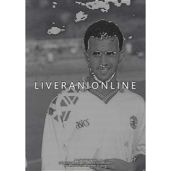RETROSPETTIVA ANTONIO RIZZOLO CALCIATORE NELLA FOTO ANTONIO RIZZOLO CON LA MAGLIA DEL LECCE CALCIO NELL\'ANNO 1992-1993 AG ALDO LIVERANI SAS