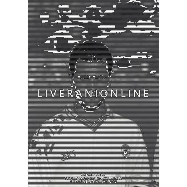 RETROSPETTIVA ANTONIO RIZZOLO CALCIATORE NELLA FOTO ANTONIO RIZZOLO CON LA MAGLIA DEL LECCE CALCIO NELL\'ANNO 1992-1993 AG ALDO LIVERANI SAS