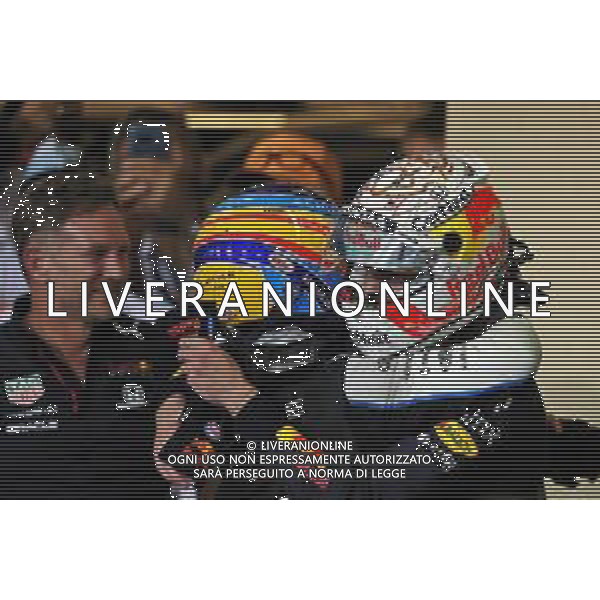 Race winner and World Champion Max Verstappen (NLD) Red Bull Racing (Right) celebrates with Fernando Alonso (ESP) Alpine F1 Team in parc ferme. 12.12.2021. Formula 1 World Championship, Rd 22, Abu Dhabi Grand Prix, Yas Marina Circuit, Abu Dhabi, Race Day. - www.xpbimages.com, EMail: requests@xpbimages.com © Copyright: Moy / XPB Images/AGENZIA ALDO LIVERANI SAS - ITALY ONLY EDITORIAL USE ONLY