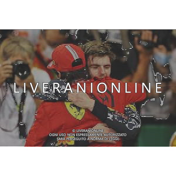 (L to R): Third placed Carlos Sainz Jr (ESP) Ferrari celebrates with race winner and World Champion Max Verstappen (NLD) Red Bull Racing in qualifying parc ferme. 12.12.2021. Formula 1 World Championship, Rd 22, Abu Dhabi Grand Prix, Yas Marina Circuit, Abu Dhabi, Race Day. - www.xpbimages.com, EMail: requests@xpbimages.com © Copyright: Moy / XPB Images/AGENZIA ALDO LIVERANI SAS - ITALY ONLY EDITORIAL USE ONLY
