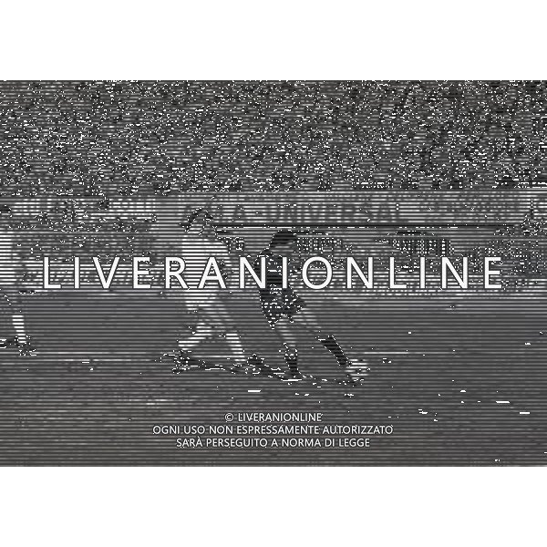 18-01-1981 BOLOGNA CAMPIONATO DI CALCIO SERIE A BOLOGNA-CATANZARO 0-0 NELLA FOTO TIRO DI SALVATORE GARRITANO AG ALDO LIVERANI SAS