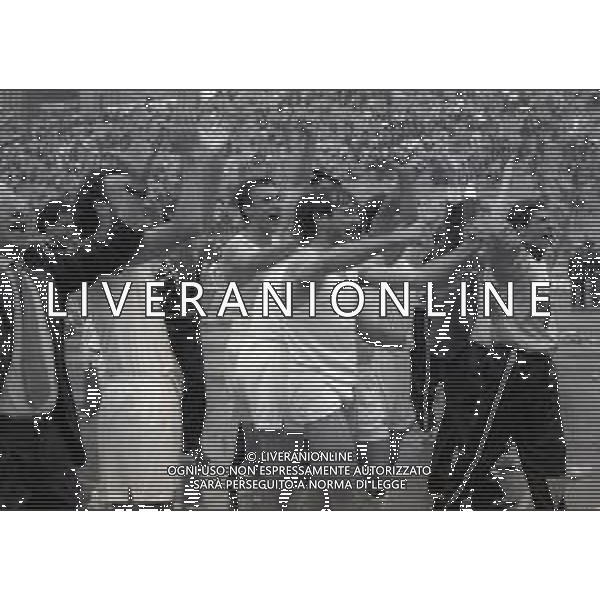 07-06-1992 BOLOGNA CAMPIONATO DI CALCIO SERIE B BOLOGNA-ANCONA 1-1 NELLA FOTO FESTEGGIAMENTI GIOCATORI ANCONA PER LA PROMOZIONE IN SERIE A AG ALDO LIVERANI SAS