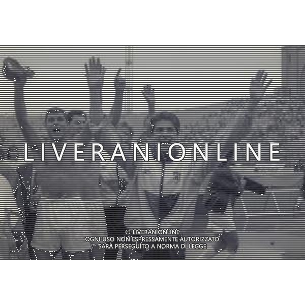07-06-1992 BOLOGNA CAMPIONATO DI CALCIO SERIE B BOLOGNA-ANCONA 1-1 NELLA FOTO GIOCATORI ANCONA FESTEGGIANO LA PROMOZIONE IN SERIE A AG ALDO LIVERANI SAS