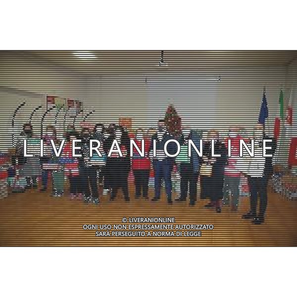 IMOLA 13 12 2021 CROCE ROSSA REGALI NATALIZI AI BISOGNOSI NELLA FOTO IL GRUPPO DELLA CROCE ROSSA CON SINDACO MARCO PANIERI E VESCOVO GIOVANNI MOSCIATTI ©SANNA/AG. ALDO LIVERANI SAS