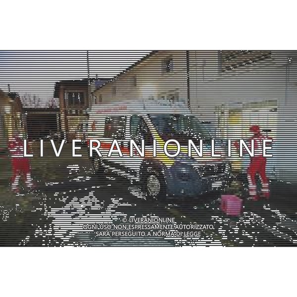 IMOLA 13 12 2021 CROCE ROSSA REGALI NATALIZI AI BISOGNOSI NELLA FOTO VOLONTARI DELLA CROCE ROSSA AL LAVORO MENTRE LAVANO L\'AMBULANZA ©SANNA/AG. ALDO LIVERANI SAS