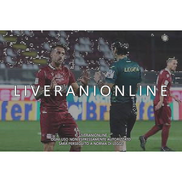REGGINA - ALESSANDRIA CAMPIONATO CALCIO SERIE BKT 12.12.2021 NELLA FOTO GERMAN DENIS CON L\'ARBITRO GIACOMO CAMPLONE ©GAREFFA/AGENZIA ALDO LIVERANI SAS