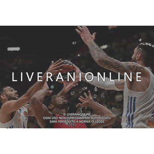 ¬© TVRG Kyle Hines (Olimpia Milano) chiuso tra due avversari AX Armani Exchange Milano vs Real Madrid Turkish Airlines EuroLeague - 16a giornata regular season Assago (MI) 16-12-2021 Mediolanum Forum foto Roberto Garavaglia/ag. Aldo Liverani sas/AGENZIA ALDO LIVERANI SAS