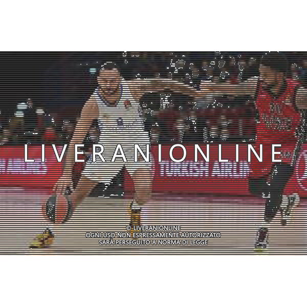 ¬© TVRG Adam Hanga (Real Madrid) e sulla DX Troy Daniels (Olimpia Milano) AX Armani Exchange Milano vs Real Madrid Turkish Airlines EuroLeague - 16a giornata regular season Assago (MI) 16-12-2021 Mediolanum Forum foto Roberto Garavaglia/ag. Aldo Liverani sas/AGENZIA ALDO LIVERANI SAS