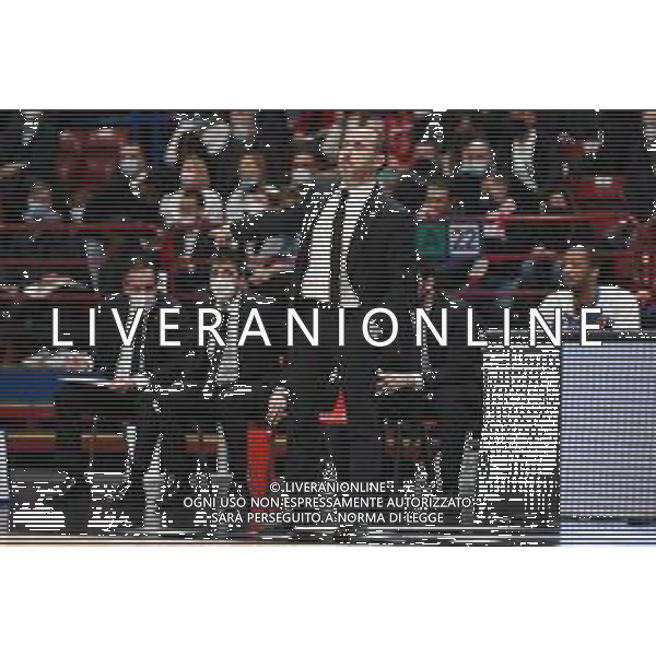 ¬© TVRG Chus Mateo allenatore Real Madrid in panchina al posto di Pablo Laso assente per Covid AX Armani Exchange Milano vs Real Madrid Turkish Airlines EuroLeague - 16a giornata regular season Assago (MI) 16-12-2021 Mediolanum Forum foto Roberto Garavaglia/ag. Aldo Liverani sas/AGENZIA ALDO LIVERANI SAS