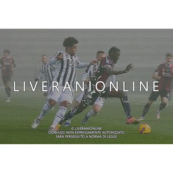 BOLOGNA vs JUVENTUS Campionato Calcio SERIE A TIM 18.12.2021 NELLA FOTO MUSA BARROW E WESTON MCKENNIE ©VILLANI / AGENZIA ALDO LIVERANI SAS