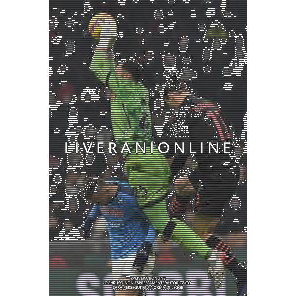 David Ospina (Napoli) anticipa Zlatan Ibrahimovic (Milan) Milan vs Napoli Campionato Serie A TIM - 18a giornata Milano 19-12-2021 Stadio Giuseppe Meazza - San Siro foto Roberto Garavaglia/ag. Aldo Liverani sas /AGENZIA ALDO LIVERANI SAS