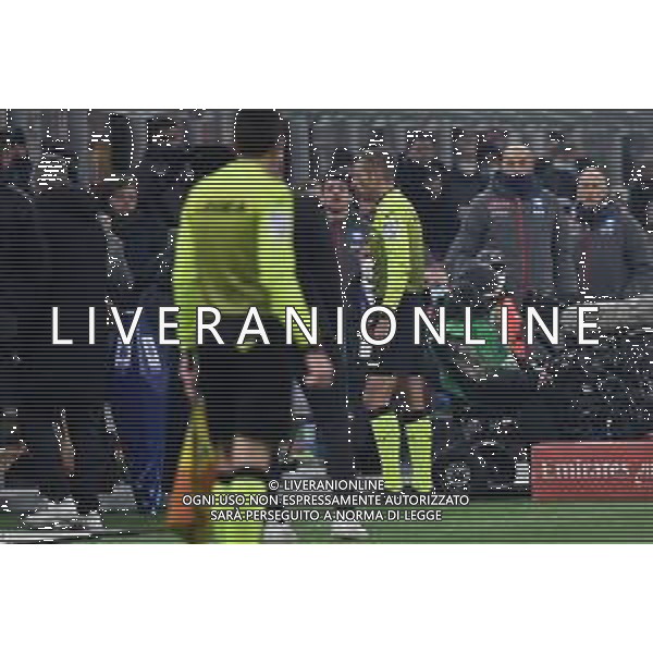 l\'arbitro Davide Massa di Imperia dopo il consulto VAR annulla il gol di Franck Kessie (Milan) Milan vs Napoli Campionato Serie A TIM - 18a giornata Milano 19-12-2021 Stadio Giuseppe Meazza - San Siro foto Roberto Garavaglia/ag. Aldo Liverani sas /AGENZIA ALDO LIVERANI SAS