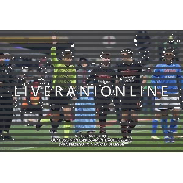l\'arbitro Davide Massa di Imperia dopo il consulto VAR annulla il gol di Franck Kessie (Milan) Milan vs Napoli Campionato Serie A TIM - 18a giornata Milano 19-12-2021 Stadio Giuseppe Meazza - San Siro foto Roberto Garavaglia/ag. Aldo Liverani sas /AGENZIA ALDO LIVERANI SAS