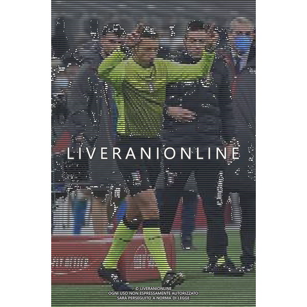 l\'arbitro Davide Massa di Imperia annulla il gol dell\'1 a 1 di Franck Kessie (Milan) dopo consulto con il VAR Milan vs Napoli Campionato Serie A TIM - 18a giornata Milano 19-12-2021 Stadio Giuseppe Meazza - San Siro foto Roberto Garavaglia/ag. Aldo Liverani sas
