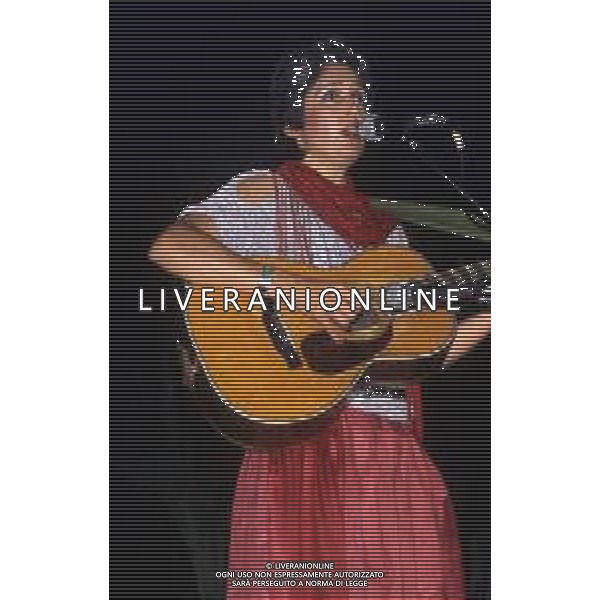 RETROSPETTIVA JOAN BAEZ CANTANTE NELLA FOTO JOAN BAEZ NELL\'ANNO 1984 AG ALDO LIVERANI SAS