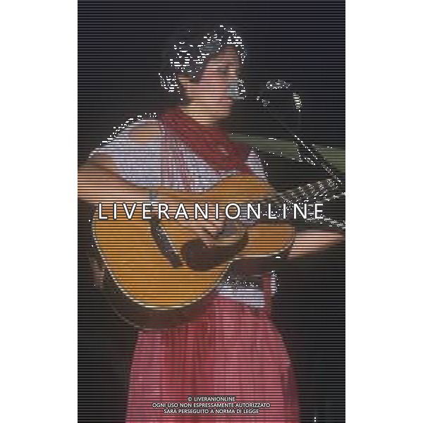 RETROSPETTIVA JOAN BAEZ CANTANTE NELLA FOTO JOAN BAEZ NELL\'ANNO 1984 AG ALDO LIVERANI SAS