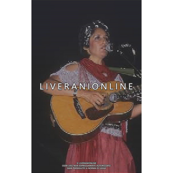 RETROSPETTIVA JOAN BAEZ CANTANTE NELLA FOTO JOAN BAEZ NELL\'ANNO 1984 AG ALDO LIVERANI SAS